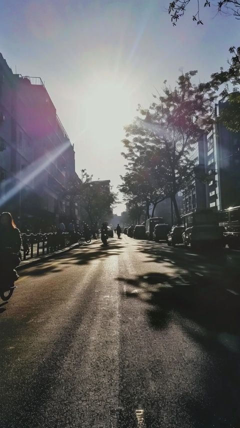 河池的天氣總是讓人又愛(ài)又恨，陽(yáng)光明媚的時(shí)候熱得發(fā)慌，下雨的時(shí)候又讓人無(wú)處可去