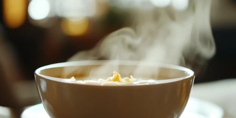 冬日清晨，一碗熱騰騰的湯水暖醒著你