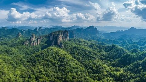 武夷山景點及美食推薦：峰巒峻秀、九曲溪等。