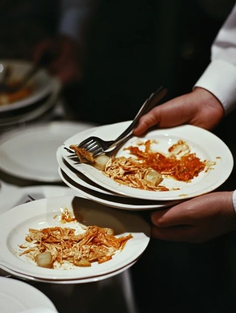 我在餐廳用餐時不慎摔倒，服務員正端菜前來