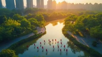 秋意盎然，武漢，充滿活力的城市，扶光露面的清晨，公園里、江邊，到處是運(yùn)動(dòng)的人們