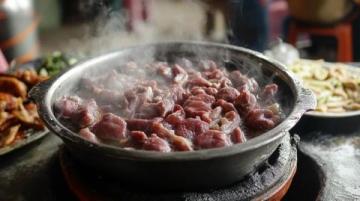 古城味覺傳奇：神木羊雜碎與鹵肉夾干酪的美食故事