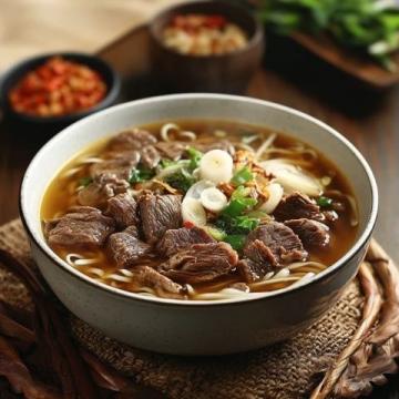 探索內江必嘗九大美食之旅:牛肉面、油炸粑、鯰魚、兔子面、干燒魚、熗鍋面、羊肉湯、涼粉與花生酥的味蕾盛宴。