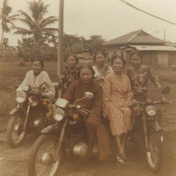 1950年前后，印尼當時發生了嚴重的排華事件，許多華僑回到祖國