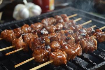 八種瘦肉經典美味做法全揭秘:從鯽魚豆腐到烤肉串,一網打盡家庭聚餐必備!