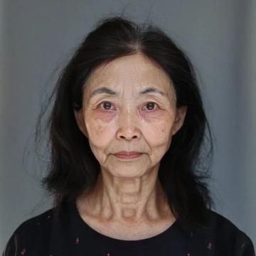 這位大媽已經六十七歲，來自四川的成都，在我們附近美食城干服務員