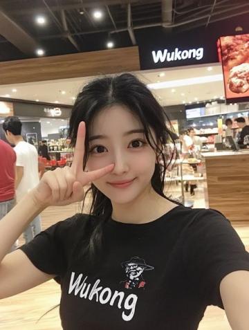 高圓圓佛山行:閨蜜相伴,松弛感穿搭迷倒眾人