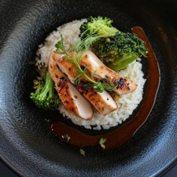 精選美味:檸檬蜜糖烤雞配蔬菜什錦和糙米料理