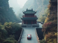 中華大地風(fēng)景各異, 人們不約而同的奔赴自己喜歡的城市或旅游;