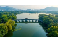 無(wú)錫是一座充滿江南水鄉(xiāng)風(fēng)情和歷史文化的城市，有太湖第一名勝黿頭渚、88米高的靈山