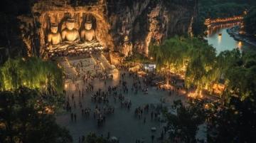 山陽縣月亮洞夜半仍駐扎于山腳下的停車場