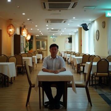 2010年,趙本山來梁天的梁家菜酒店吃飯,梁天一看本山大叔來了