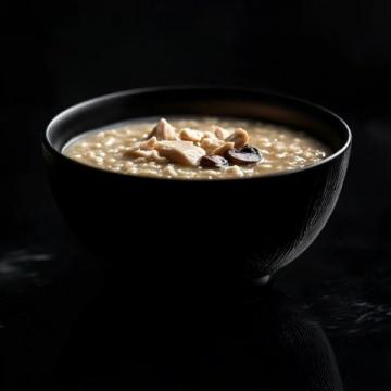 潮汕砂鍋粥以鮮香綿滑、米粒分明著稱，注重食材新鮮和火候掌控