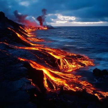 夏威夷大島，別名火山島，是夏威夷群島中最大的島嶼，以其壯觀的火山景觀而聞名