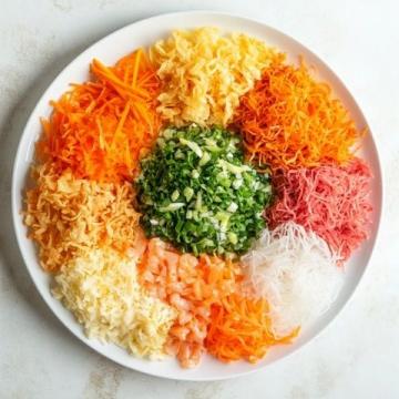 魚生是廣東地區（尤其是順德、潮汕等地）的一道傳統美食，以新鮮生魚片為主料