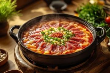 云南高校食堂再推創(chuàng)意菜：糖醋草莓里脊引發(fā)熱議