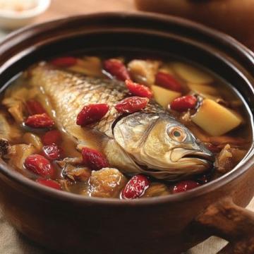 新鮮大魚(yú)煮成紅燒魚(yú),尤其亮眼的眼睛證明了魚(yú)的新鮮度