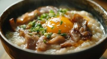 潮汕砂鍋粥是廣東潮汕地區的傳統美食，以鮮香濃郁、米粒分明、配料豐富而聞名