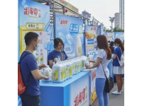 贛州東橋星光夜市攤位掛“定賺夠兩個億”招牌引爭議