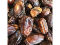 大家注意看，把紅棗倒進滾燙的開水中，出鍋就是一道特色美食，很多人都沒有吃過