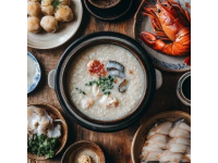 潮汕砂鍋粥是廣東潮汕地區的傳統美食，以鮮香濃郁、米粒分明、配料豐富而聞名