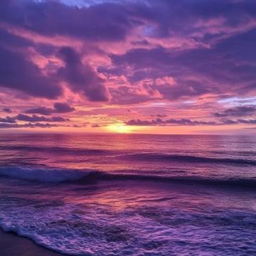 霞浦北歧日出,天空似眼睛口子,海面染紅紫色.