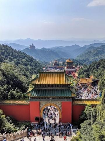 小楊知道200米外就是順峰山和寶林寺，準(zhǔn)備去五一玩兒。