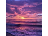 霞浦北歧日出,天空似眼睛口子,海面染紅紫色.