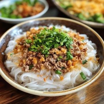 昆明特色小吃：鮮香酸辣的小鍋米線風味獨特