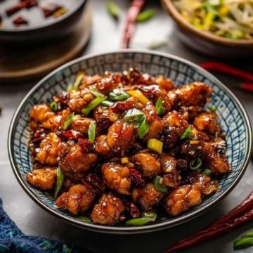 辣子雞丁是一道經典的川菜，以其鮮香麻辣的口感受到很多人的喜愛