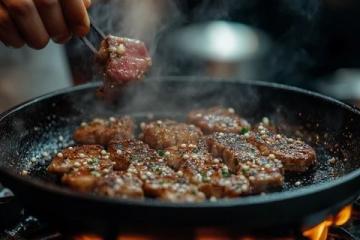 美食探店拔草總結：從大刀肉到拇指生煎的美味之旅
