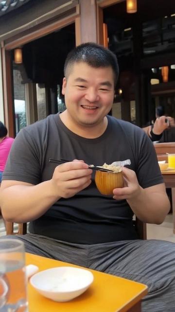 我來到玉林，就是為了品嘗新鮮的美食,現在，我在云天宮十字路口，這里離云天宮很近