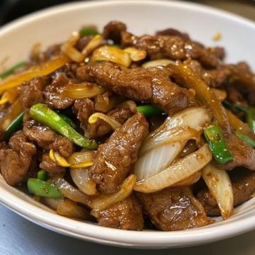 晚餐吃啥好？推薦一道牛肉炒青椒，鮮嫩多汁停不下嘴！