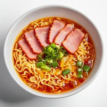 泡面新吃法的簡單又美味做法，快速炒雞蛋、火腿腸大蔥出鍋