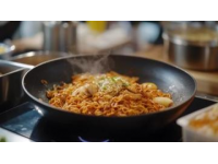 簡易美食攻略三道家常菜的創意做法：番茄炒蛋、蒜蓉粉絲蒸扇貝與巧克力熔巖蛋糕
