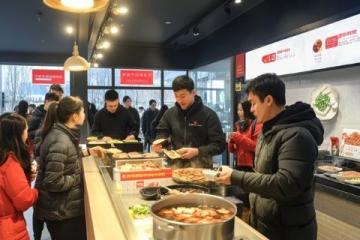 遼寧大學崇山校區食堂探店記:烤盤飯、麻醬拌,美食與青春同在