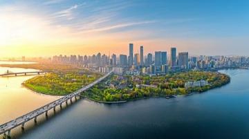 沈陽這座充滿魅力的都市，既有悠久歷史文化，又有現(xiàn)代都市氣息；一天時(shí)間玩轉(zhuǎn)沈陽，不妨嘗試以下行程！