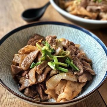 大家好,我是洋哥,今天給大家分享一道東北特色菜,五花肉燉葫蘆條。肉質軟爛