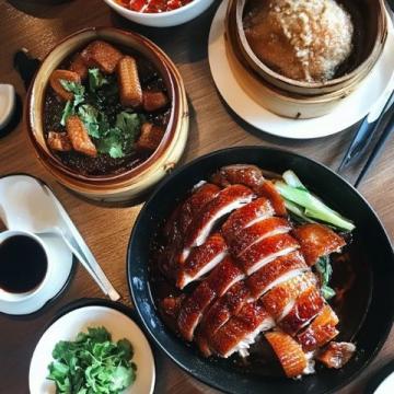 秋意漸濃的瞬間吃在中國老北京烤鴨、門釘肉餅、鐺炮牛肉；