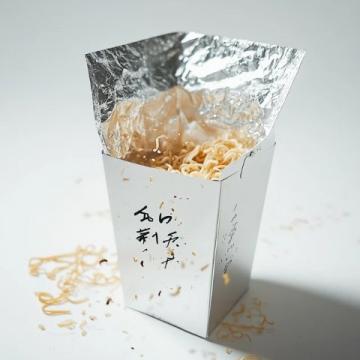 當(dāng)代飲食的雙面:灶臺煙火與外賣紙袋