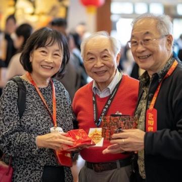 四位退休老領(lǐng)導(dǎo)五一齊聚香港，尋覓特色美食共度佳節(jié)