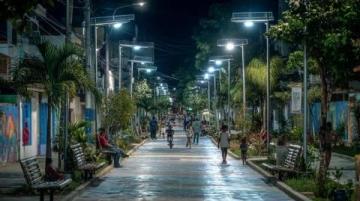 深圳夜晚的燈火通明,廣西朋友在熱鬧非凡的街頭成了城市生活的一抹亮色。