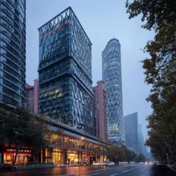 深圳夜晚的燈火通明,廣西朋友在熱鬧非凡的街頭成了城市生活的一抹亮色。