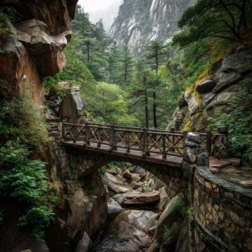 張家界以獨(dú)特石英砂巖峰林和秀美風(fēng)光著稱