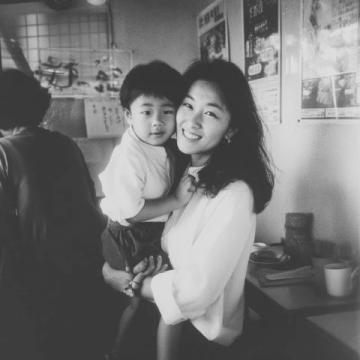 許紹雄攜女兒游廣州享美食樂趣