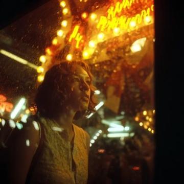 漫步在曼谷火車頭夜市的人潮中,空氣中彌漫著熱帶水果的甜香,霓虹燈光下