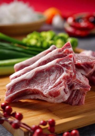 把豬肉做成跟紙一樣薄的錘子肉片,不用炒,簡單一拌就可以