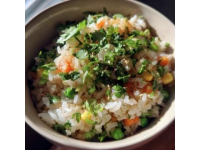 家人們，今天我要教大家做地道的新疆抓飯,瞧瞧這做好的抓飯，色澤金黃，胡蘿卜、葡萄