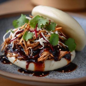 以下是一道原創改良版粉蒸肉食譜，以茶香解膩、果香增鮮為特色