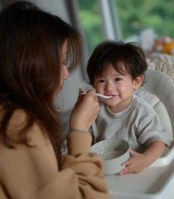 郝劭文妻子二胎生子,曬兒子吃雞腿照笑翻網友